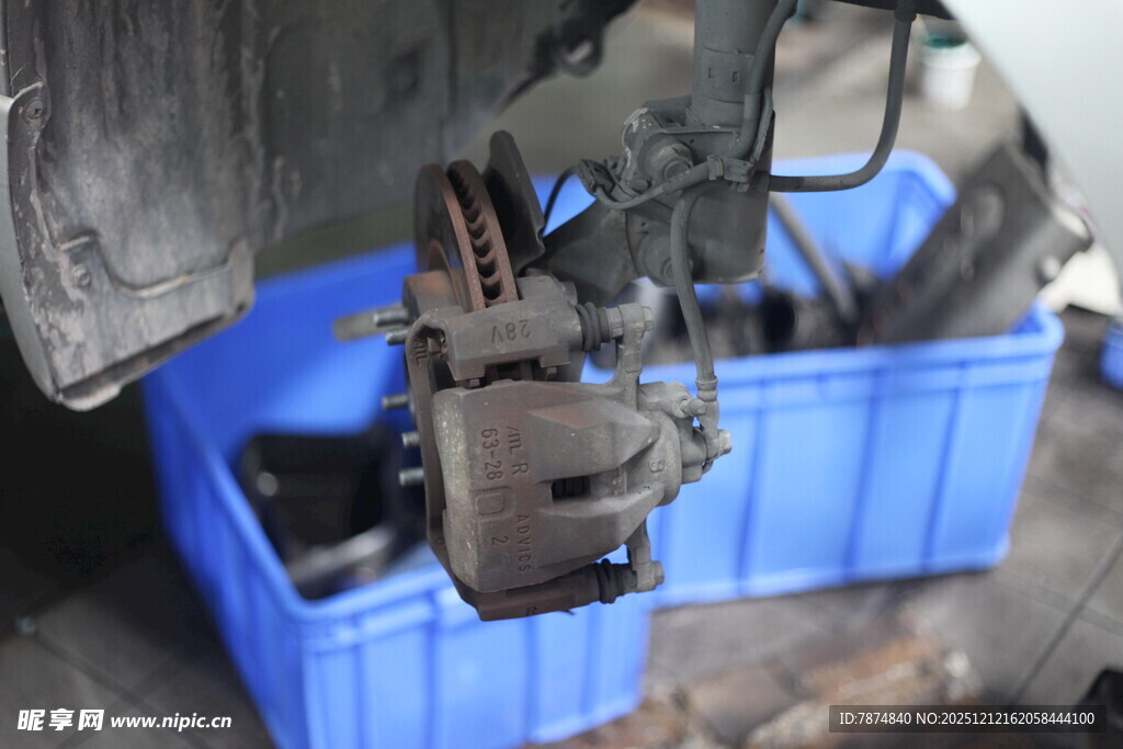 汽车悬挂部件维修场景