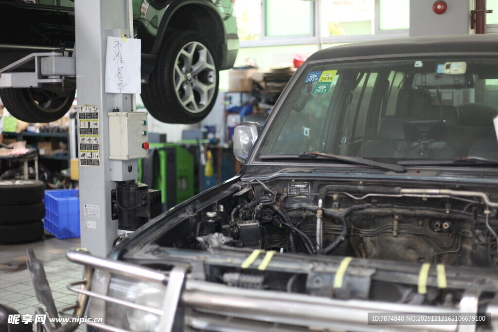 汽车维修车间内的维修场景