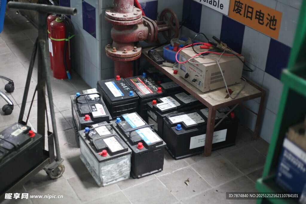 仓库中的蓄电池堆放场景