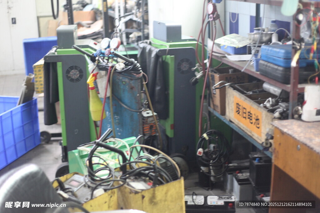 工厂内的机械设备场景