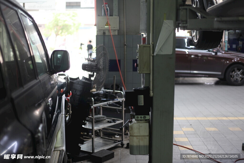 汽车维修车间设备与车辆