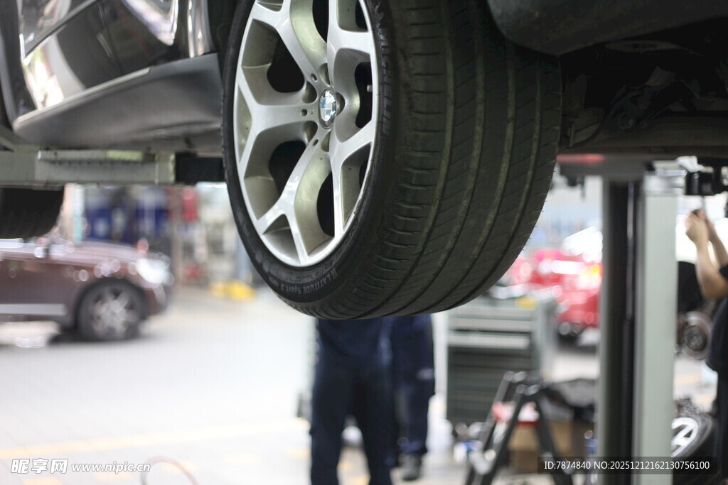 汽车维修中悬挂与轮胎特写