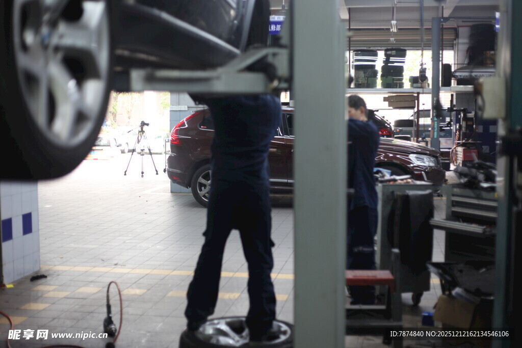 汽车维修车间工作场景