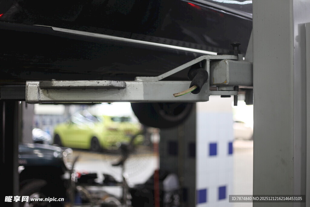 汽车在维修车间被举升