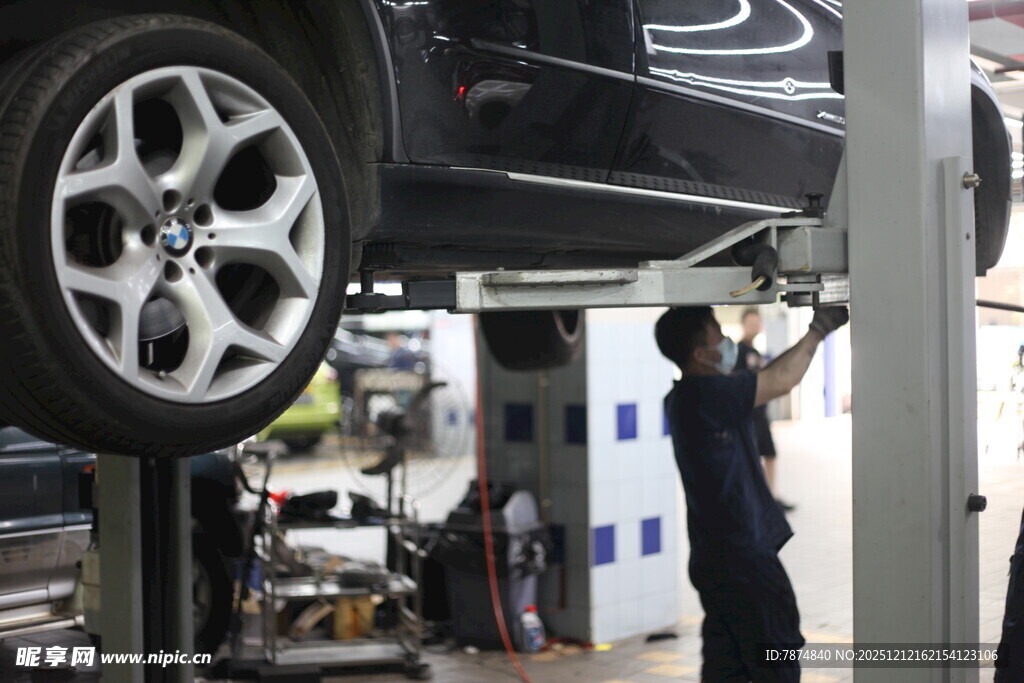 汽车维修技工检修车辆