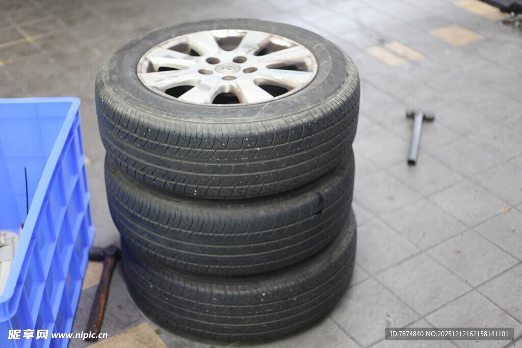 堆叠的汽车轮胎及工具