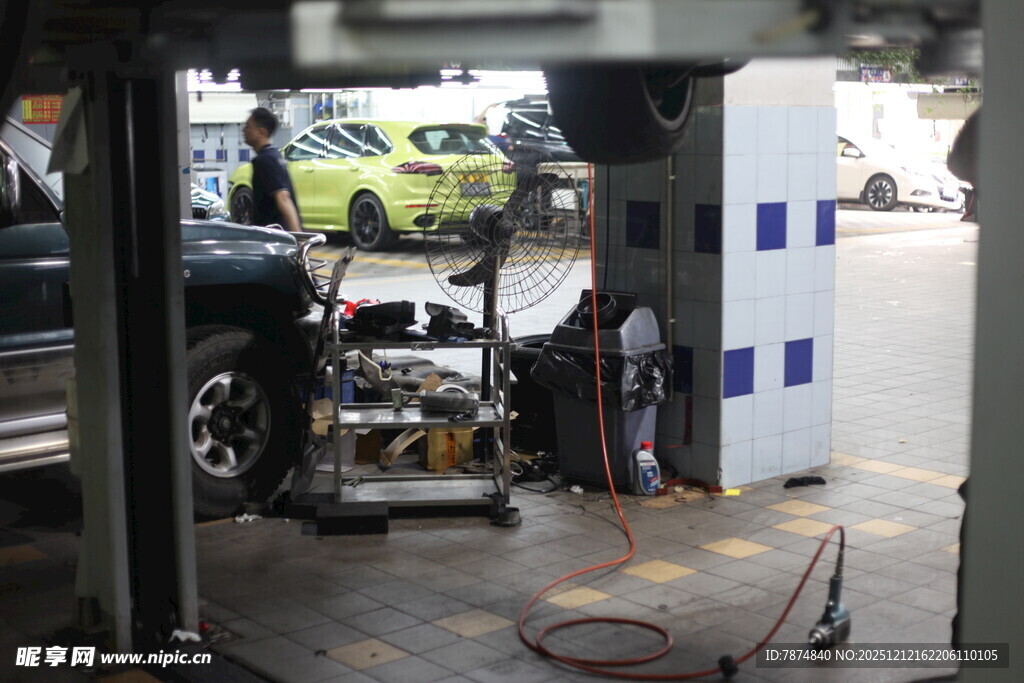 汽车维修车间工作场景