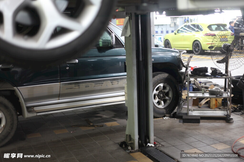 汽车在维修厂进行维修