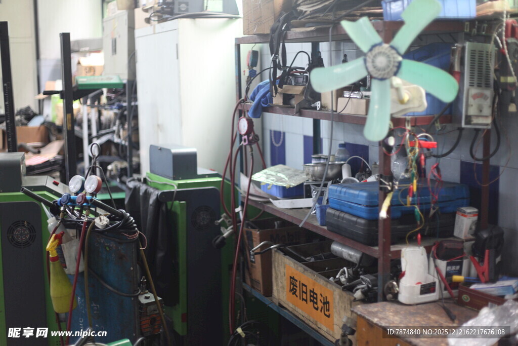 工厂车间内的多样设备