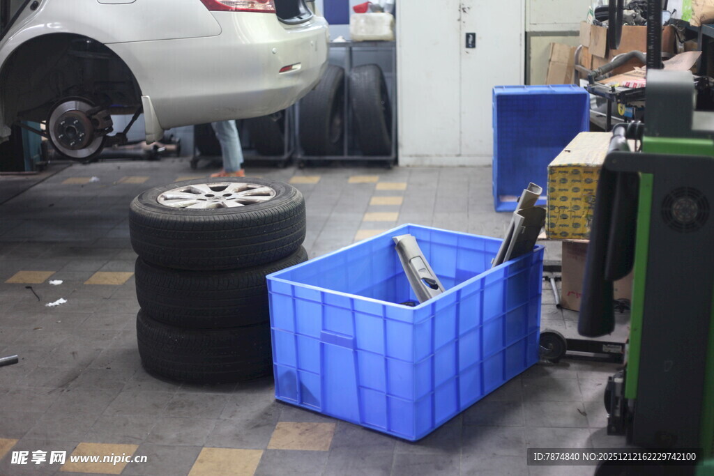 汽车维修车间工具与轮胎