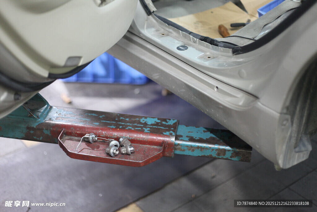 汽车车门内饰件维修场景