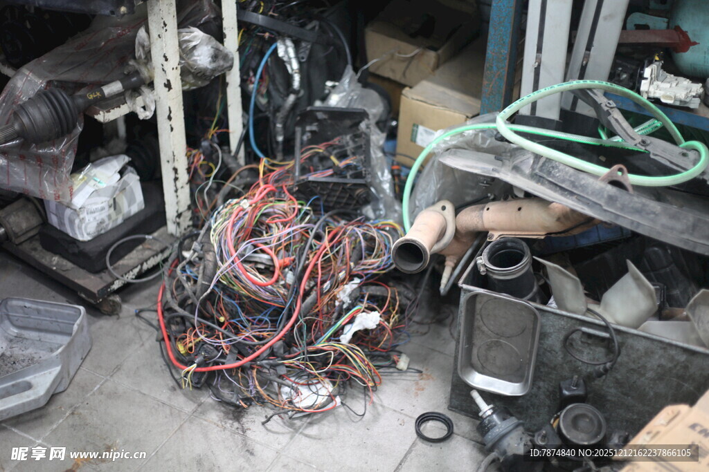 杂乱废旧汽车零部件堆