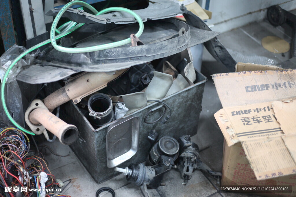 杂乱汽车零件堆