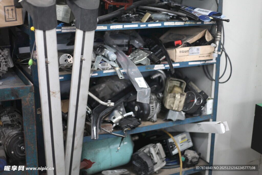 杂乱仓库中的多样机械零件