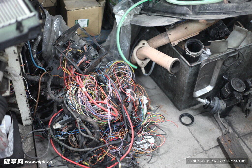 杂乱汽车线束特写