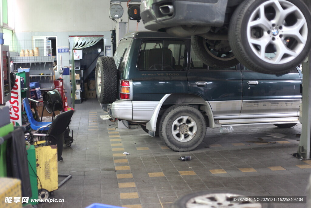 汽车维修车间作业场景