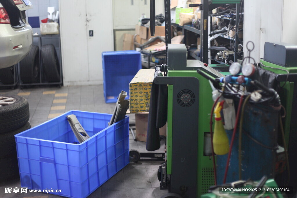 车间内的工具与蓝色收纳箱