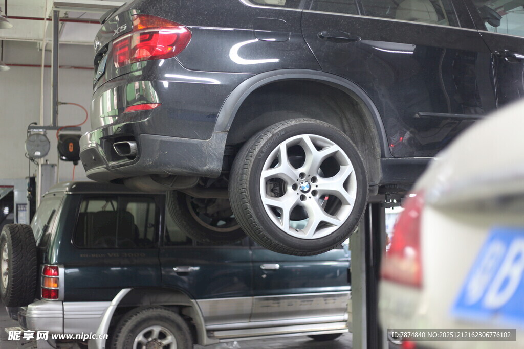 汽车维修场景中的悬空车辆