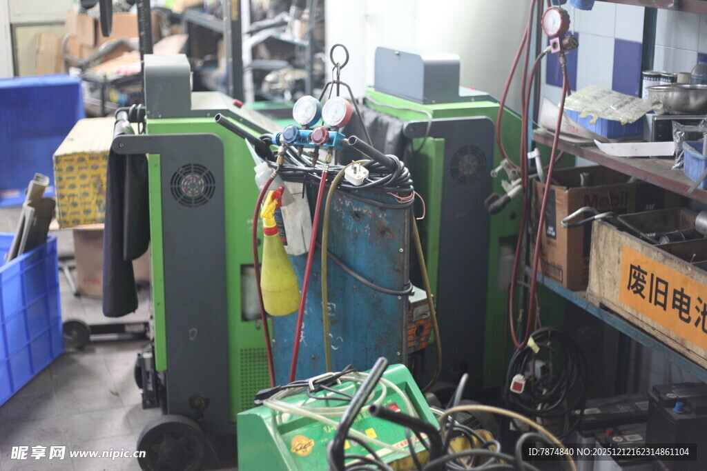 工厂内的注塑机械设备