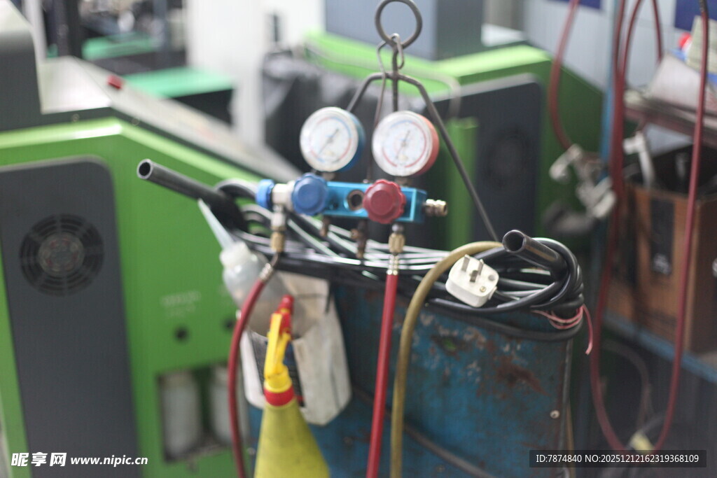 工业设备上的仪表与管线