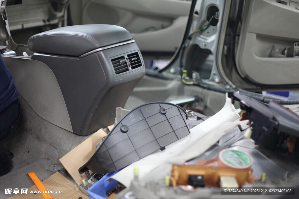 汽车内部扶手箱维修场景