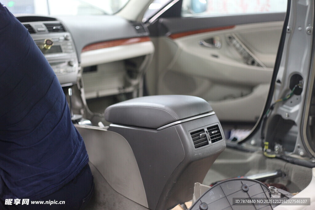 汽车内部扶手箱特写