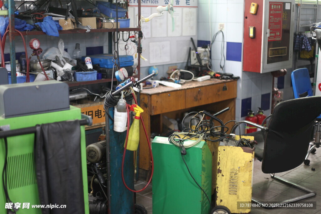 杂乱的车间设备场景