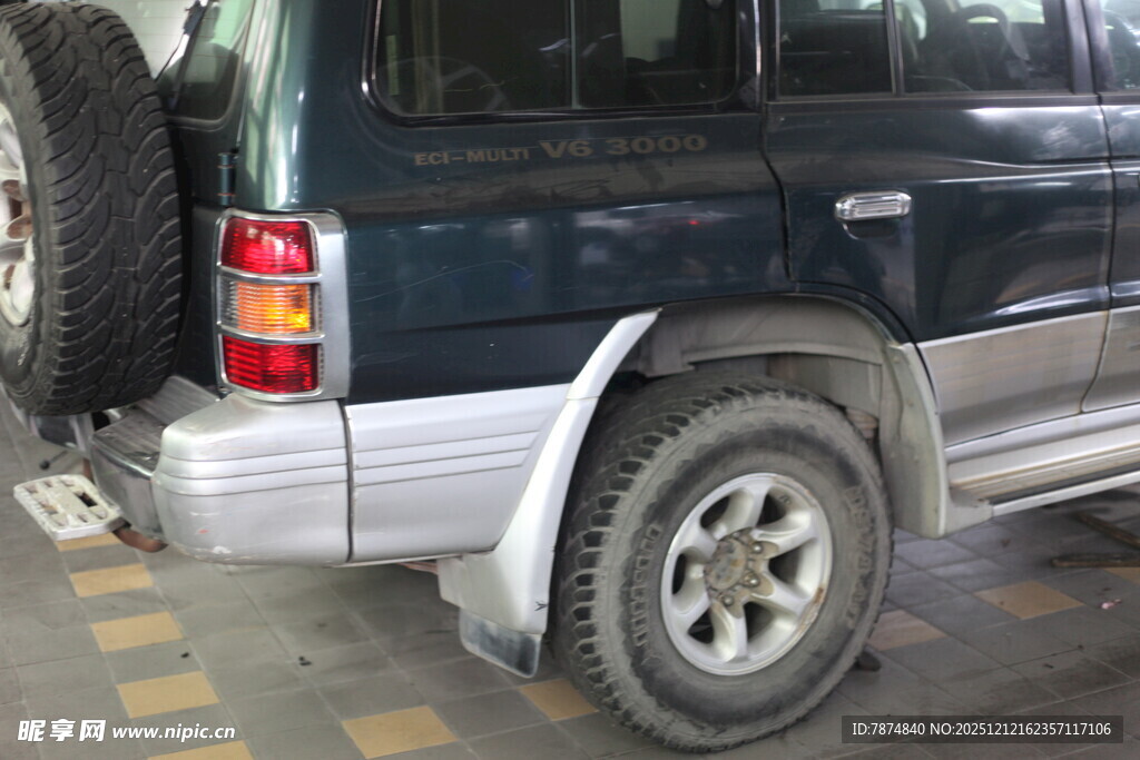 深色越野汽车尾部特写