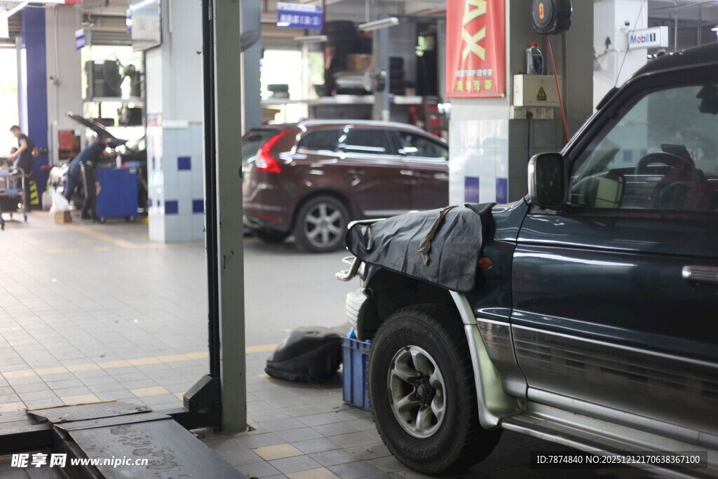 汽车维修店内的黑色车辆