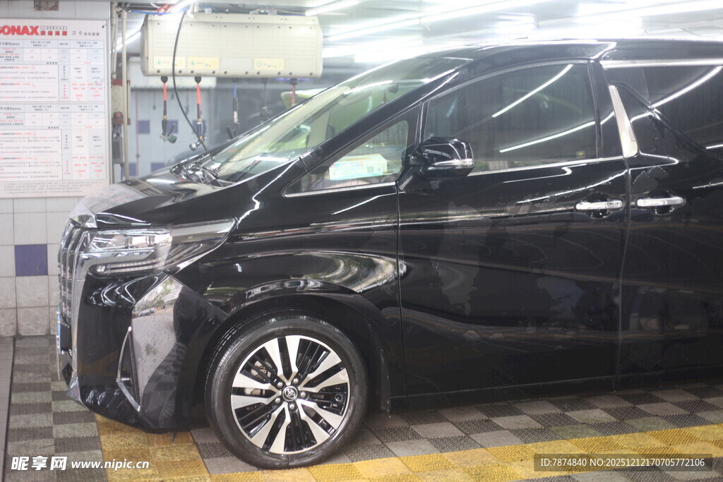 黑色汽车于车间内展示