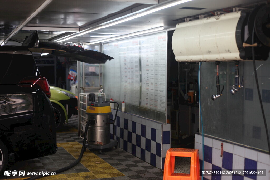 现代化洗车房内部场景