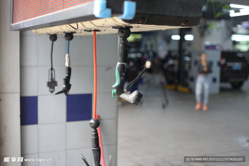 墙上悬挂的多样工具