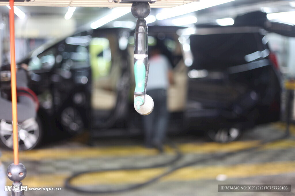 汽车维修车间作业场景