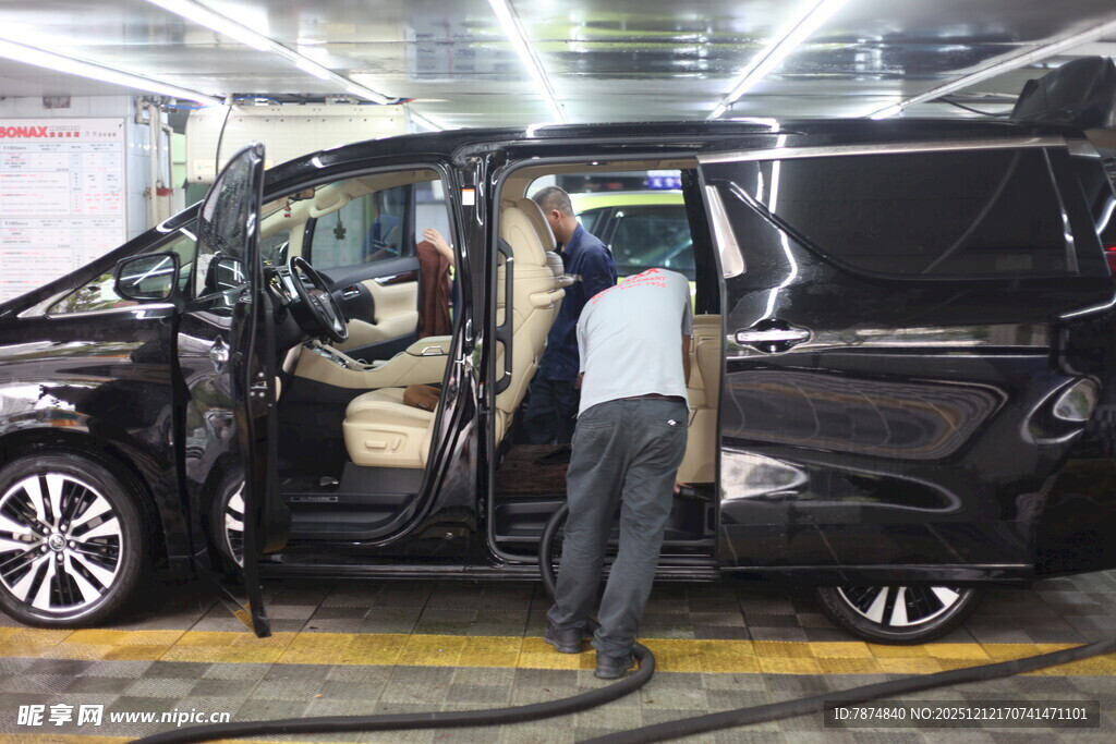 工人在车间检修黑色汽车