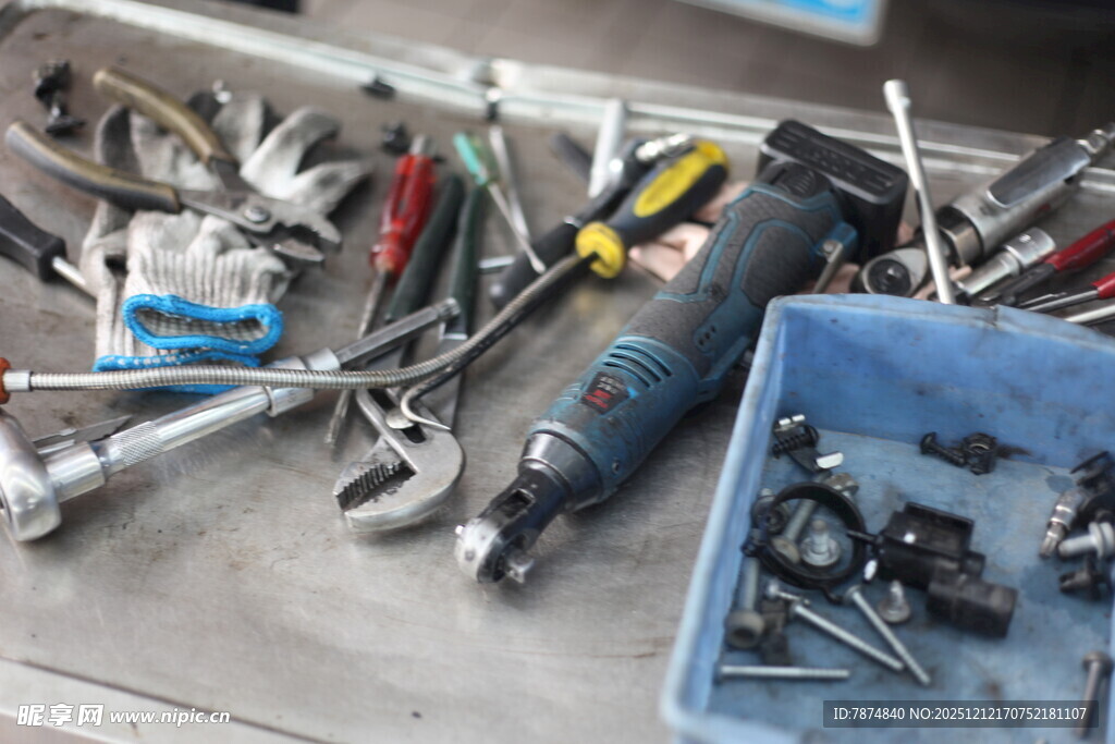多样维修工具摆放场景