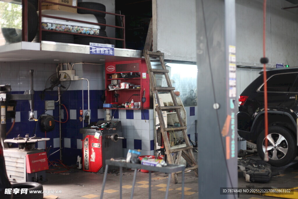 汽车维修车间内部场景