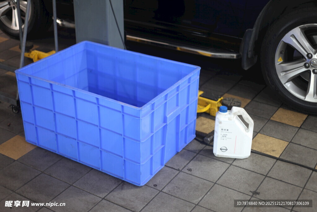 蓝色折叠箱与汽车用品