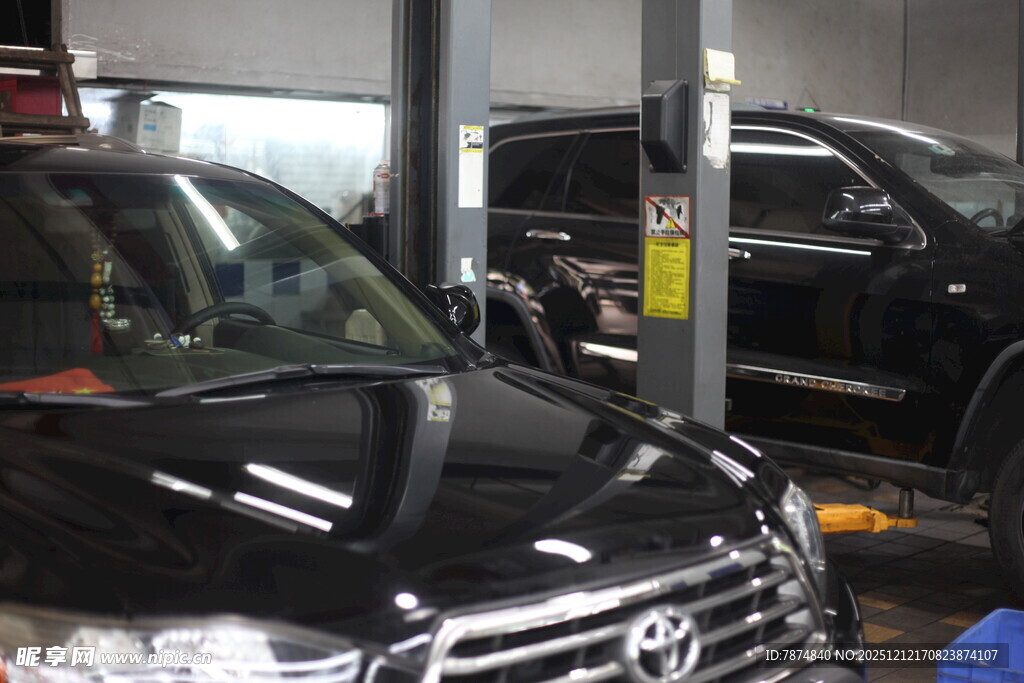 汽车维修车间内的车辆