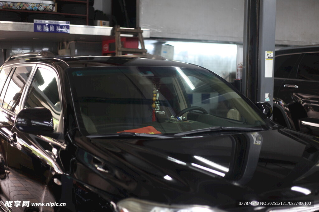 汽车维修车间内的黑色车辆