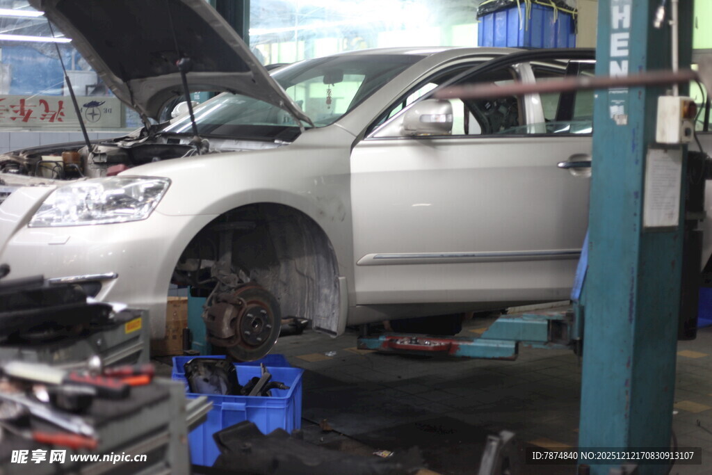 汽车维修车间内的维修场景