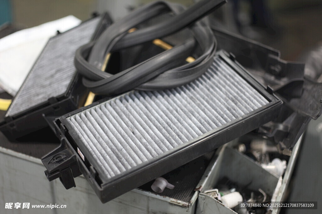 汽车发动机空气滤清器特写