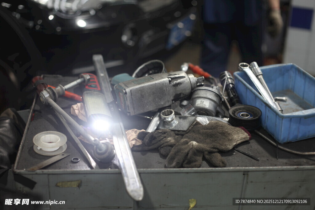 工人专注进行焊接作业