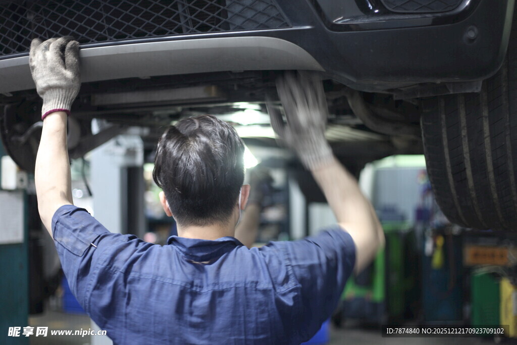 汽修工专注检修汽车底盘