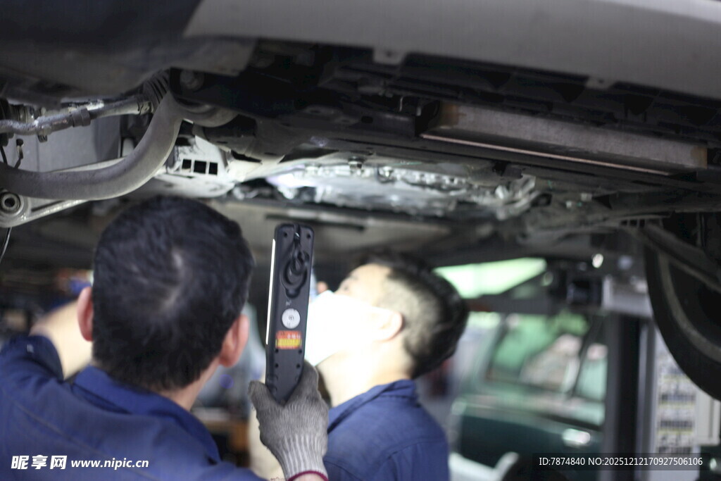 汽车维修工人专注检修