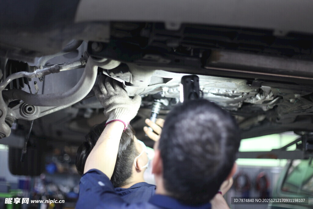 工人专注维修汽车底盘