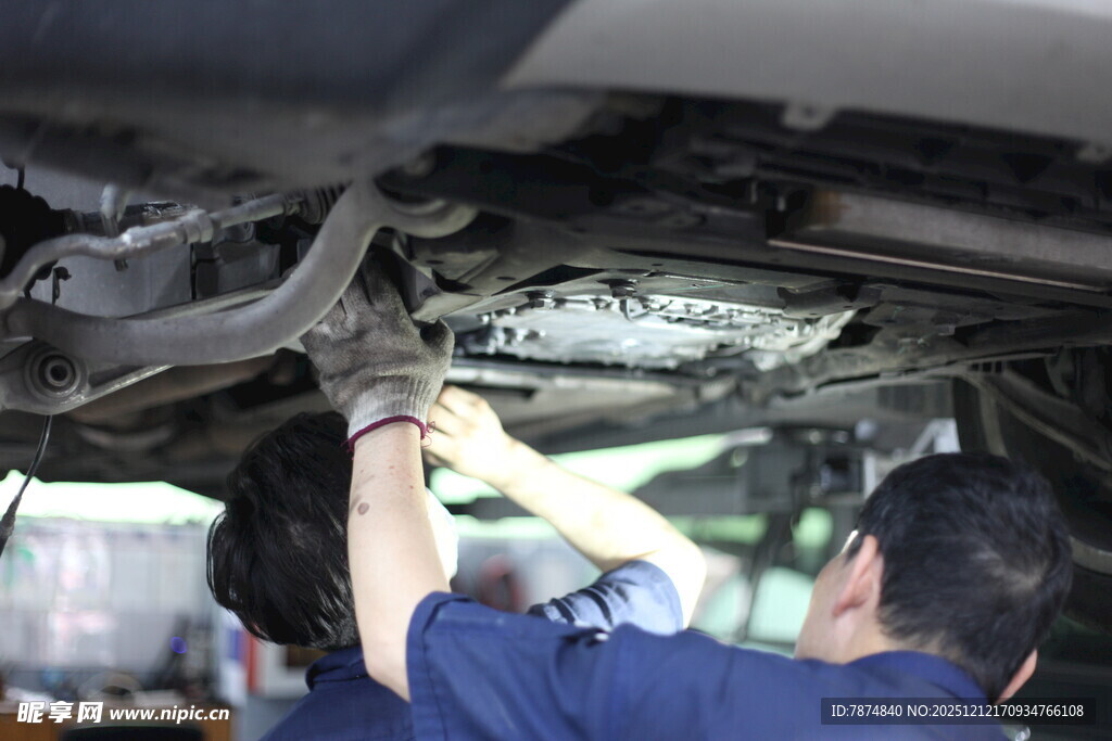 工人维修汽车底盘