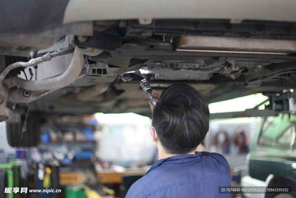 技工检修汽车底盘