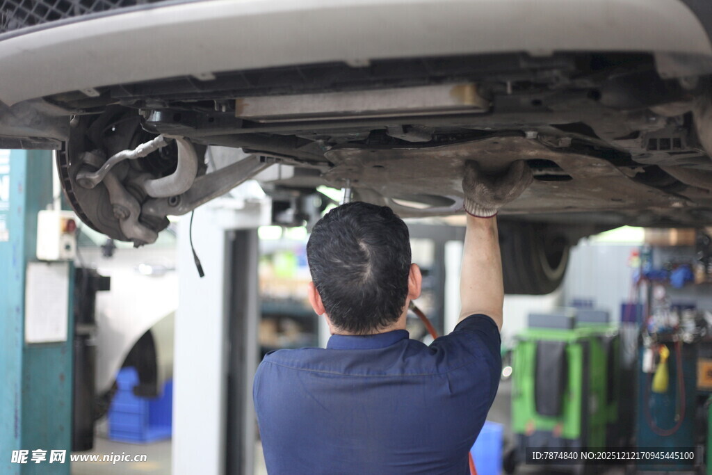 汽修工专注检修汽车底盘