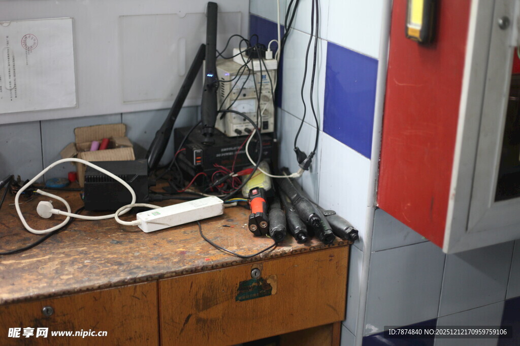 杂乱厨房台面的电器设备