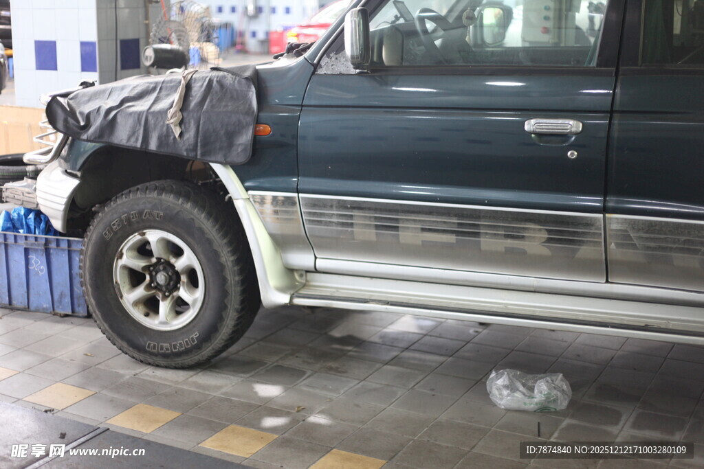 汽车维修中的深色SUV